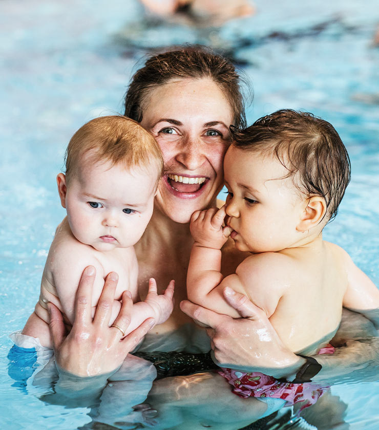 Teilnehmerin mit zwei Säuglingen beim Aquafitness