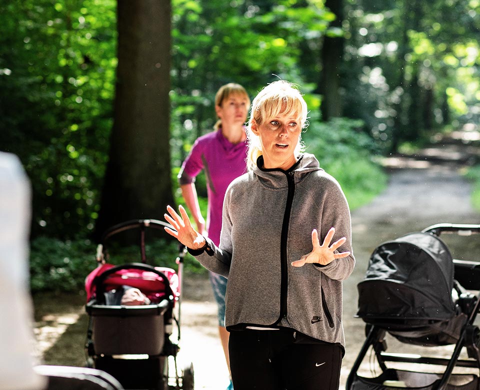 Julia Scaffidi erklärt bei "Fit mit Baby - outdoor"