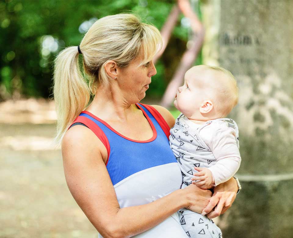 Julia Scaffidi mit Säugling beim "Fit mit Baby - outdoor"