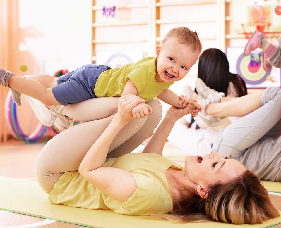 Mutter mit Säugling bei "Fit mit Baby - indoor"