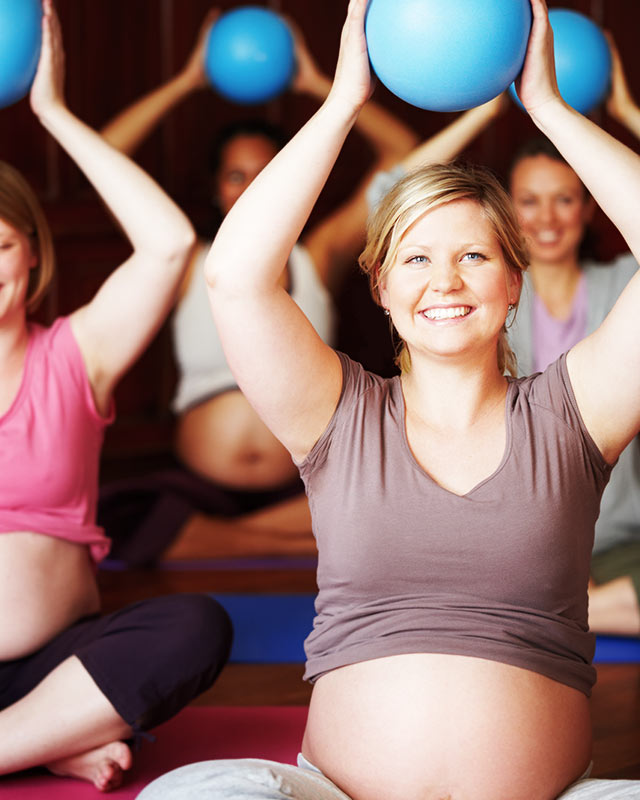 Yogaübung einer schwangeren Frau bei "fit mit Babybauch"