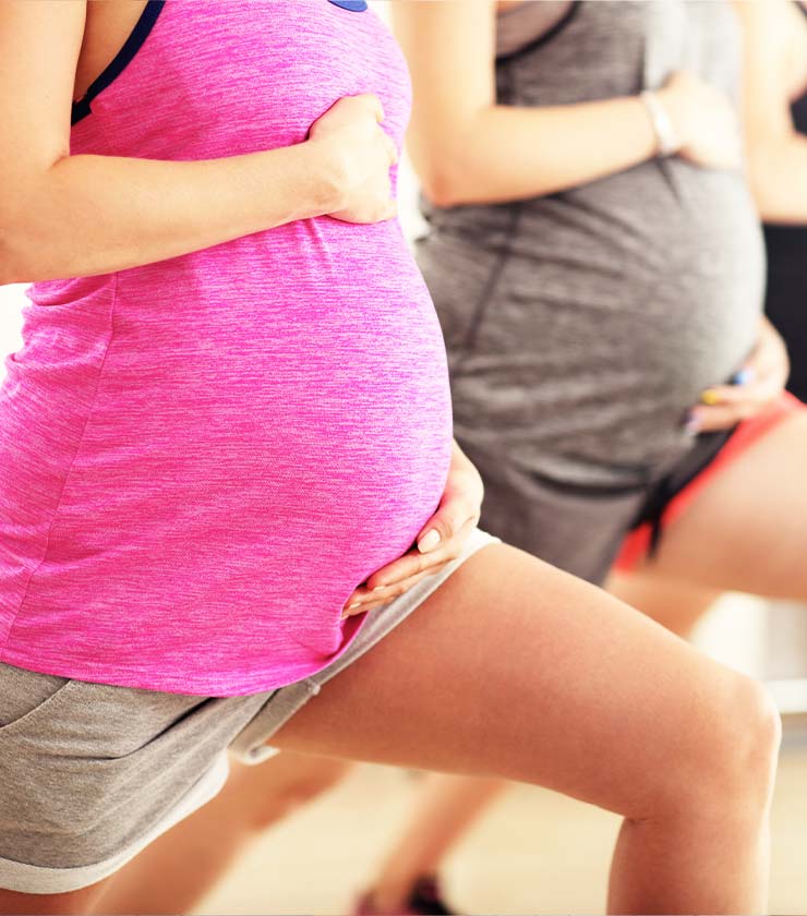 Dehnübung schwangerer Frauen bei "fit mit Babybauch"